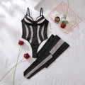 Dettaglio del set body in rete trasparente con calze su sfondo in tessuto morbido - S / Nero Beige