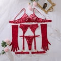 Platliggende set van rode kanten lingerie met borduursel, zijden handschoenen en roos - S / Bordeauxrood