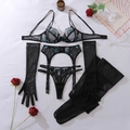 Detail van hoogwaardig bloemenborduurwerk op een zwart mesh lingeriepakket van vijf stuks - S / Zwart