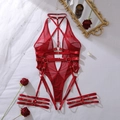 Dettaglio del body in rete rossa con cinturini intrecciati e fibbie in metallo dorato - S / Borgogna