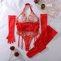 Set lingerie in pizzo rosso con ricamo floreale e calze distese su tessuto bianco - S / Rosso