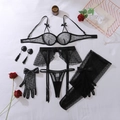 Set lingerie in pizzo nero a pois con fiocco e accessori romantici disposti in piano - S / Nero