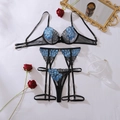 Dettaglio del ricamo a piuma di pavone sul set di lingerie sexy in pizzo nero e blu - S / Nero e Blu