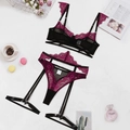 Platliggende paarse kant en zwarte mesh lingerie set met jarretelgordel en accessoires - S / Zwart Paars