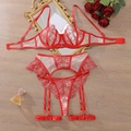 Detalle de lencería de encaje floral rojo con sujetador bordado y liguero decorativo - S / Piel Rojiza