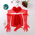 Detailansicht eines fünfteiligen roten Herz-Lingerie-Sets mit Samt und Federhandschuhen - S / Rot