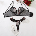 Platte weergave van zwart mesh lingerie setje met rode aardbeiborduursels en kanten rand - M / Zwart