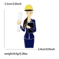 Spilla smaltata ingegnere creativa con casco giallo e abito blu per un look professionale - Blu