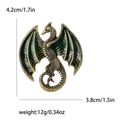Broche de dragón vintage con alas de esmalte verde y medidas sobre fondo blanco - Estilo Dragón Verde (4402-GN) / Verde