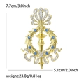 Broche sceptre vintage dorée avec strass bleus et dimensions sur fond blanc épuré - Bleu