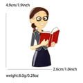 Spilla in smalto insegnante con libro rosso e occhiali, pin di moda alta 4,9 cm - Ragazza che Legge / Nero (4863-BK)