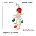 Broche de pavo real con piedra de corazón roja y cristales en fondo blanco - Forma de Pavo Real (MM-BR-5653-MX) / Colorido