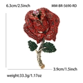 Elegante spilla a rosa con micro-pave di zirconi rossi e verdi su metallo dorato - Stile Rosso (MM-BR-5690-RD)