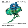 Elegante spilla a fiore di loto con cristalli blu, smalto verde e accento di perla bianca - Blu (MM-BR-5711-BL)