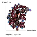 Dettaglio della spilla vintage in lega con pietre rosse, dimensioni 8,2 cm per 6,6 cm - Viola