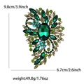 Spilla vintage dorata con grande cristallo verde smeraldo e strass a forma di marquise - Verde