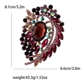 Detailansicht der Brosche mit Abmessungen 8,1 cm x 6,6 cm, rotem Kristall und Goldbasis - Lila