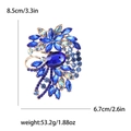 Dettaglio della spilla di strass blu zaffiro con dimensioni di 8,5 cm x 6,7 cm e peso - Blu