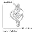 Vista dettagliata della spilla a fiore con strass e dimensioni 5,6 cm per 3,2 cm - Argento