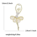 Broche dansend meisje met strass en wit emaille in de afmetingen 5,8x2,9cm - Goud