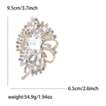 Goldene Legierung Blumenbrosche mit Glaskristallen und Maßen von 9,5 cm mal 6,5 cm - Goldbasis Weiß