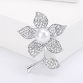 Elegante spilla a fiore argento con perla bianca e cristalli scintillanti - Argento