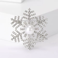 Primer plano detallado de un broche de copo de nieve plateado con pedrería y una perla - Plateado (MM-BR-0161)