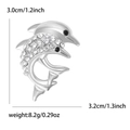 Detailansicht der Delphin-Brosche mit Strasssteinen zeigt Größe 3,2cm und Gewicht 8,2g - Silber (0228-SL)