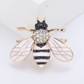 Emaille-Bienenbrosche mit funkelnden Strasssteinen und goldener Insektennadel - Weiß