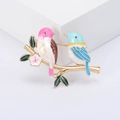 Exquisite Vogelbrosche mit bunten Emaillevögeln an einem goldenen Zweig für Mäntel und Schals - Buntes Blau (MM-BR-0180)
