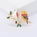 Exquisite Emaille-Vogelbrosche mit bunten Vögeln auf goldenem Zweig mit weißen Blüten - Buntes Gelb (MM-BR-0180)