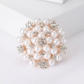 Elegante broche circular de aleación con perlas blancas y detalles florales de strass - Dorado