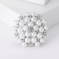Elegante broche redondo floral con perlas blancas y diamantes de imitación sobre plata - Plateado