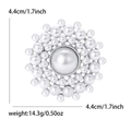 Broche redondo de plata con una gran perla central rodeada de pequeñas perlas blancas - Plateado