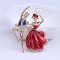 Cartoon tanzendes Paar Brosche mit rotem Emaille-Kleid, blauem Oberteil und Perle - Rot