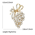Goldene Trauben-Brosche mit klaren Strasssteinen und Schleifen-Detail auf Weiß - Gold 0298-GD