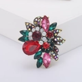 Spilla floreale vintage con pietra a goccia rossa e strass colorati su base dorata - Rosso (MM-BR-0326红色-RD)