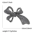 Gedetailleerde afmetingen van de vintage strikbroche met donkere strass en antiek zilveren voet - Antiek Zilver Zwart
