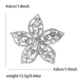 Dettagli dimensionali e peso di una spilla a fiore argentata con strass brillanti - Argento