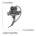 Spilla a fiore vintage in argento con strass grigio scuro su sfondo bianco - Nero 0381-BK