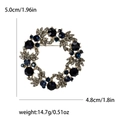 Broche de corona navideña con cristales azul oscuro y gris en diseño retro elegante - Gris y Azul Magnolia