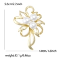 Elegante goldene Blumenbrosche mit weißen Perlen, mattes Finish für Damen Strickjacken - Mattgold (0471-GD)