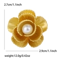 Matte goldene Blumenbrosche mit Perle und texturierten Blütenblättern für Damen - Mattgold