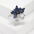 Broche de flor plateado con cristales azul oscuro y diamantes de imitación sobre fondo blanco - Azul oscuro