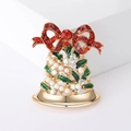 Spilla a campanella di Natale con fiocco di strass rossi e foglie di agrifoglio su bianco - Multicolore-0531
