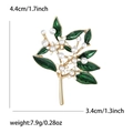 Elegante broche de flor en metal dorado con hojas esmaltadas verdes y perla blanca - Verde