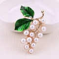 Spilla a uva elegante in oro con foglie di smalto verde e perle bianche per accessori tuta - Verde
