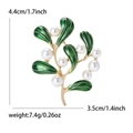 Elegante spilla a vischio in smalto verde con perle bianche e metallo dorato, 4,4 cm - Verde