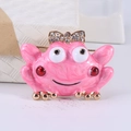 Spilla a forma di rana in smalto rosa con fiocco di strass dorato e vortice lucido - Rosa