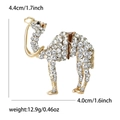 Spilla a cammello dorata con strass scintillanti e smalto marrone, misura 4,4 cm - Oro